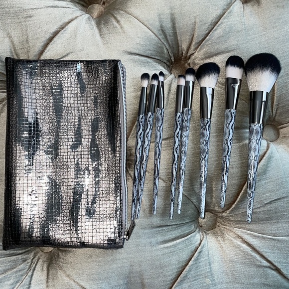 NWOT 8 brushes & case - Picture 2 of 10